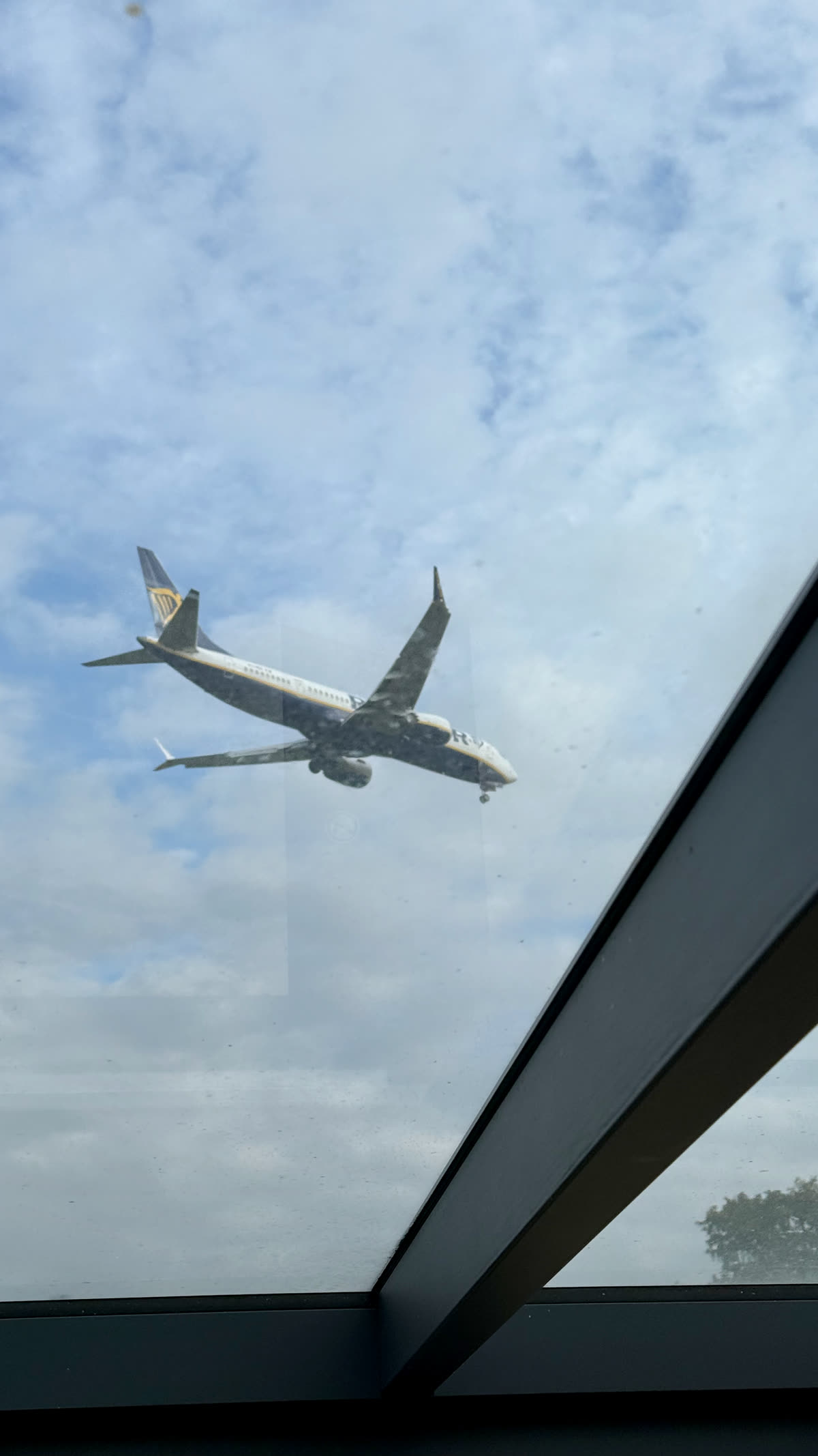 Eine Boeing 737 von Ryanair im Überflug, fotografiert durch das Glasdach des Wintergartens der Landebahn 3.0